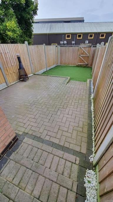 Contractors-City Centre-Parking-Sleeps 9 -Smart Tv, 2 Bathrooms! Coventry Eksteriør billede