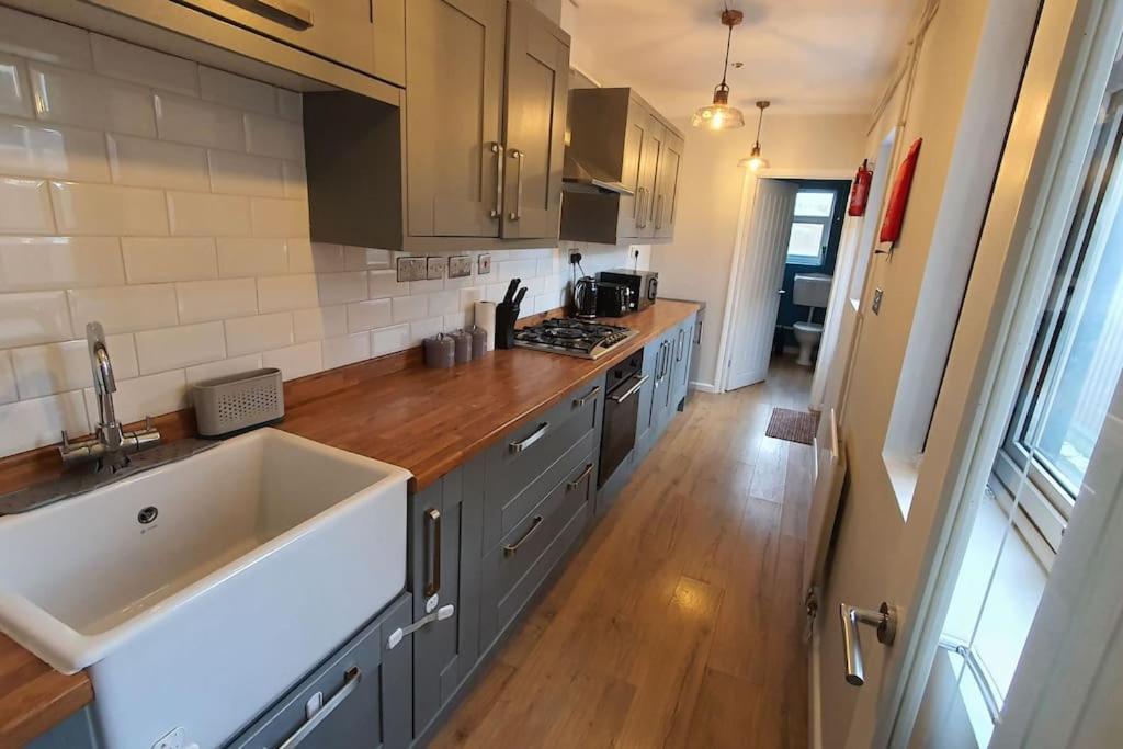 Contractors-City Centre-Parking-Sleeps 9 -Smart Tv, 2 Bathrooms! Coventry Eksteriør billede